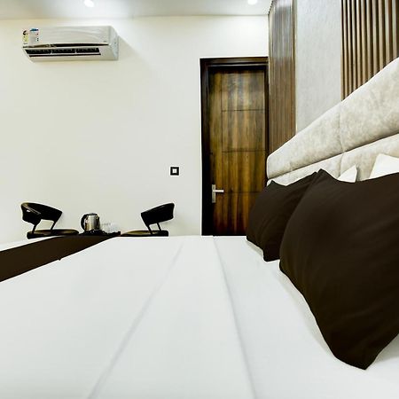 Hotel O Platinum Zirakpur Екстериор снимка