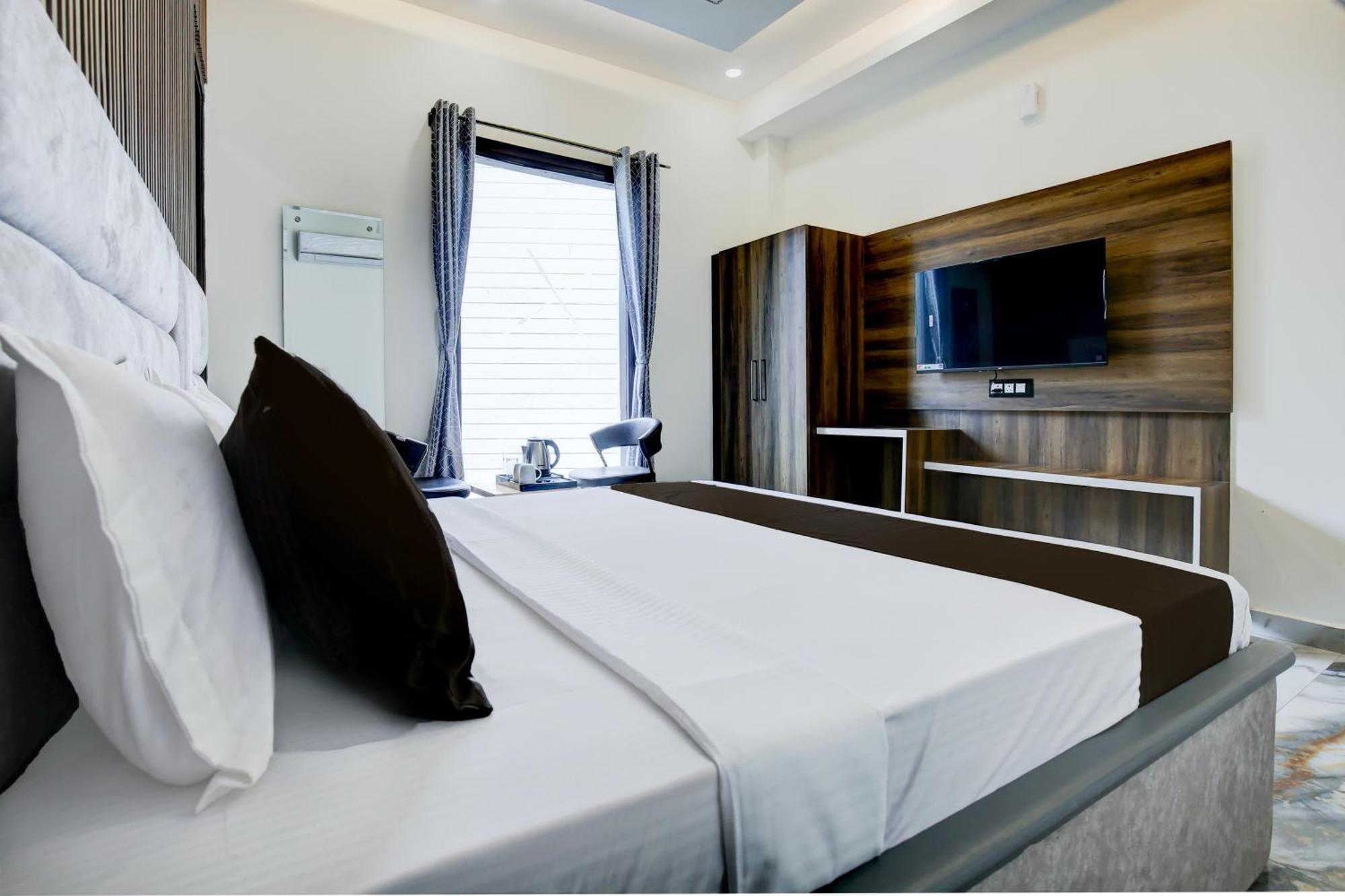 Hotel O Platinum Zirakpur Екстериор снимка