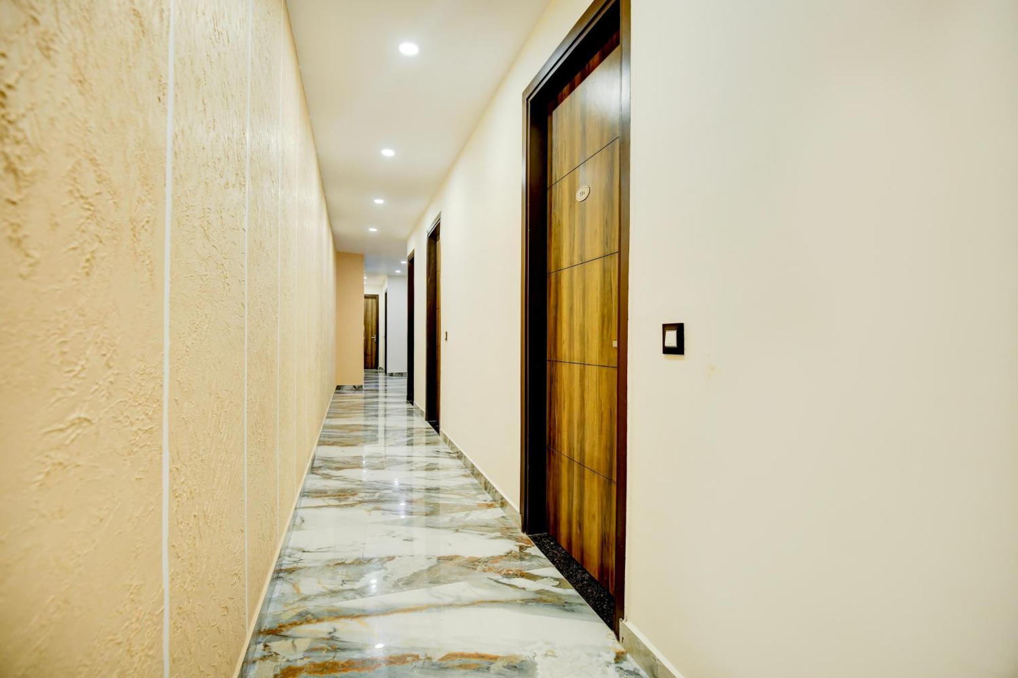 Hotel O Platinum Zirakpur Екстериор снимка