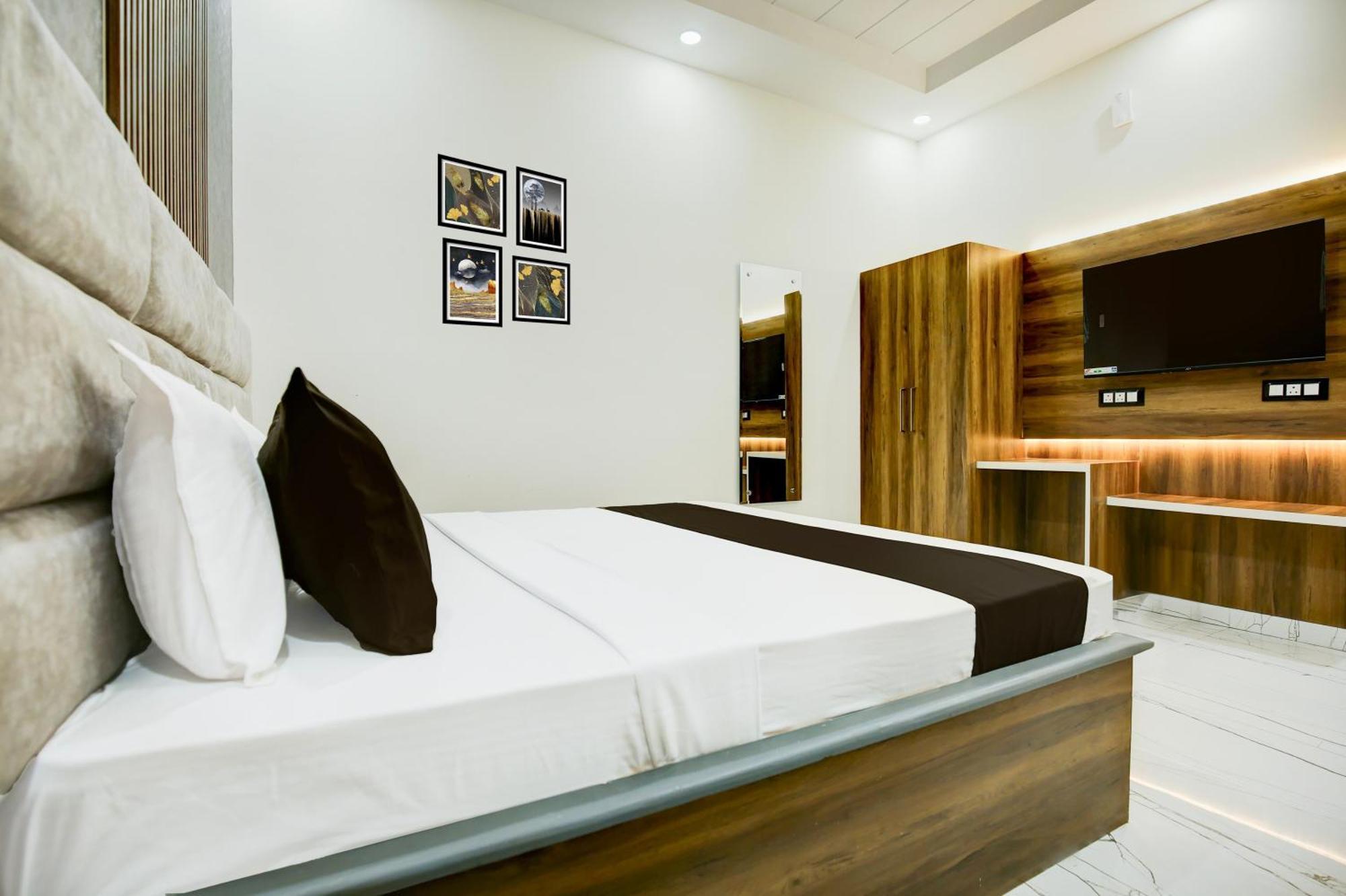 Hotel O Platinum Zirakpur Екстериор снимка
