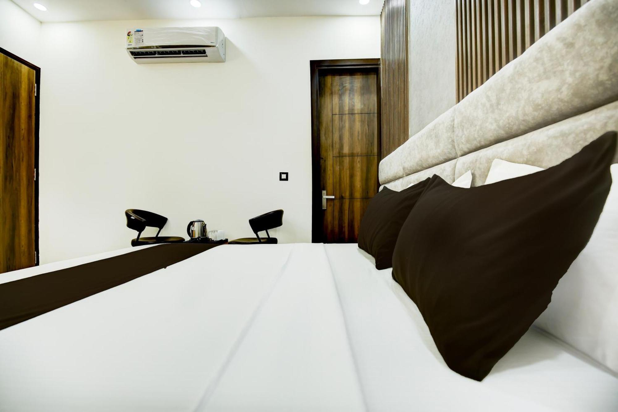 Hotel O Platinum Zirakpur Екстериор снимка
